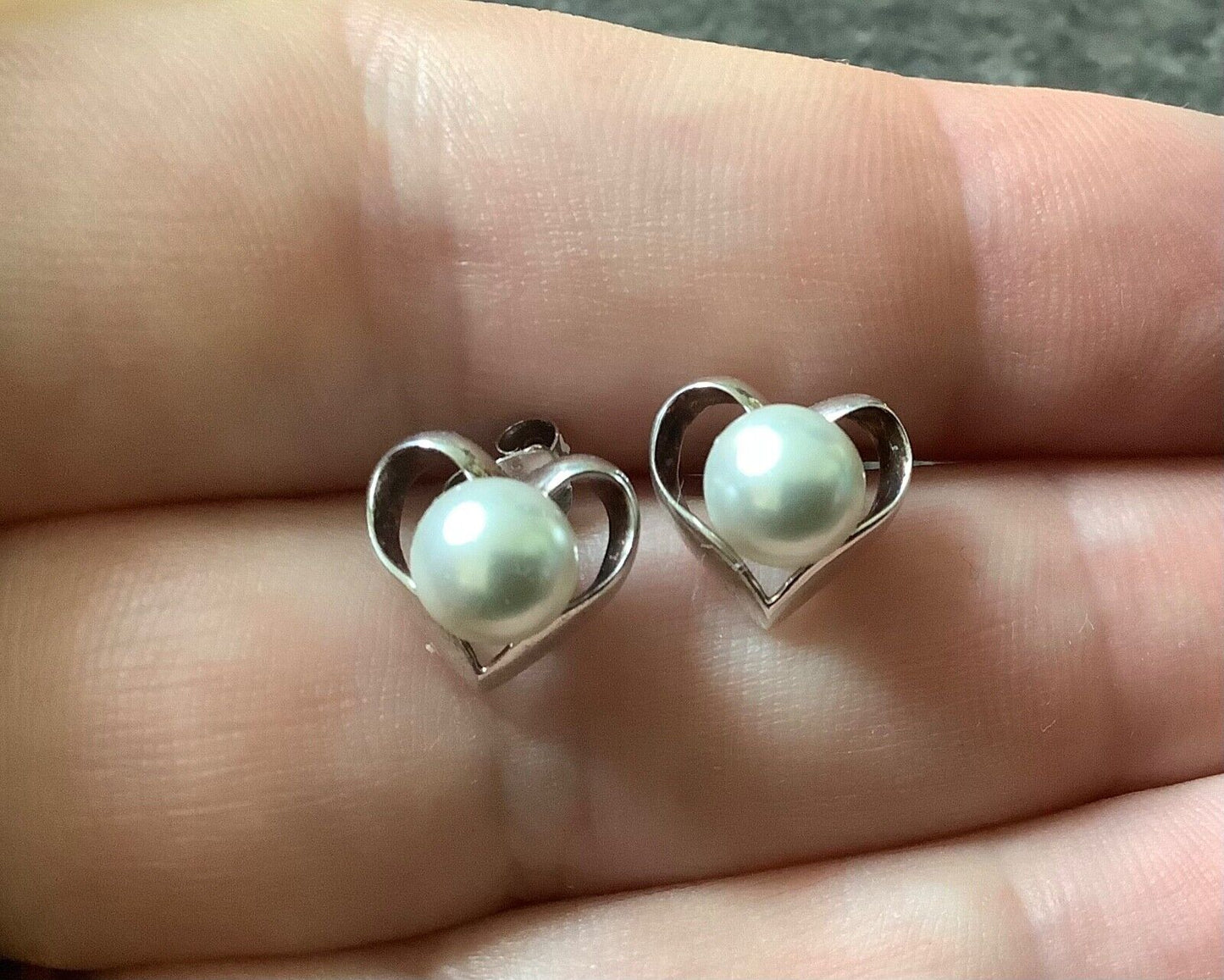 925 Silver and pearl heart stud earrings