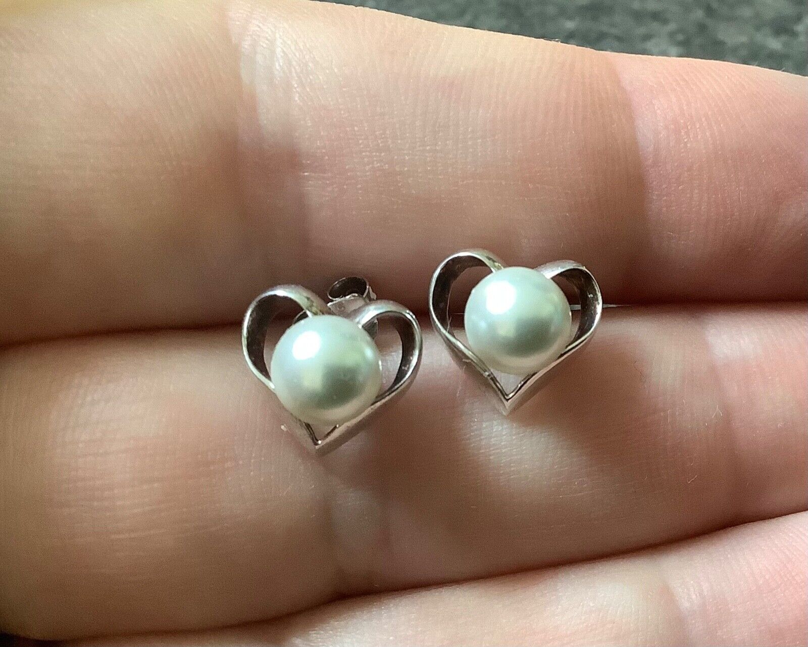 925 Silver and pearl heart stud earrings