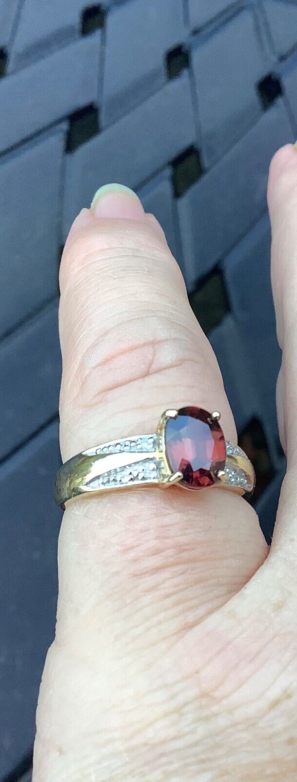 9ct burgundy gemstone diamond rind size N yellow gold hallmarked
