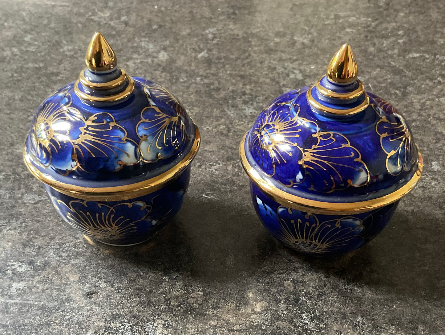 Pair of Vintage Thai Benjarong hand painted lidded pots in blue and white with gold flowers and accents 7x9cm