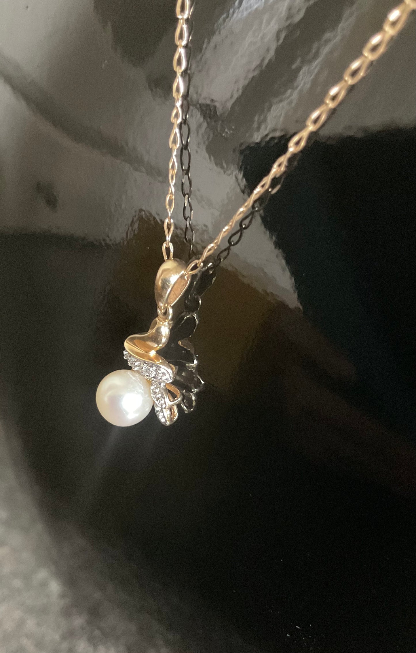 9ct Pearl and Diamond pendant necklace on 18" fine chain