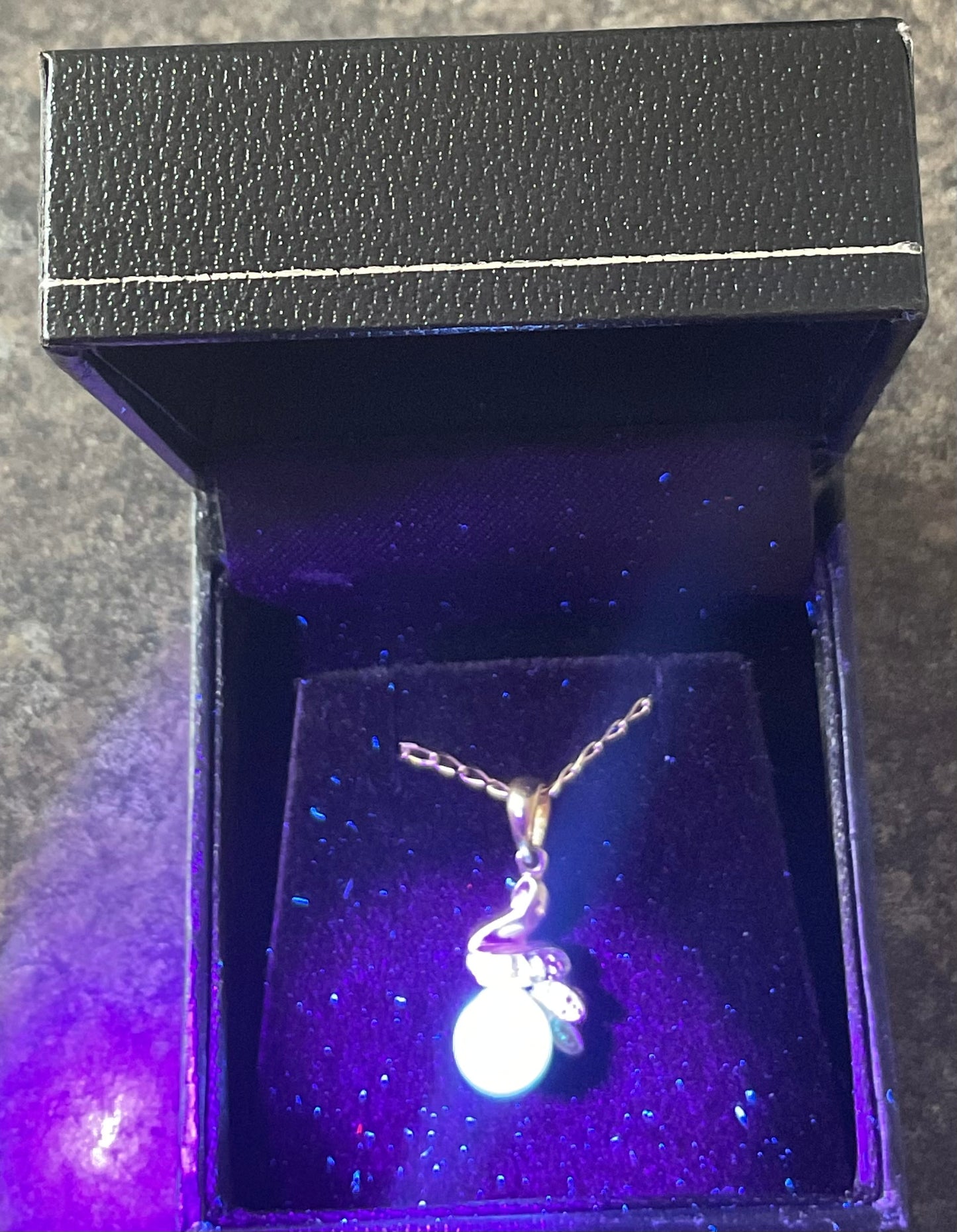 9ct Pearl and Diamond pendant necklace on 18" fine chain