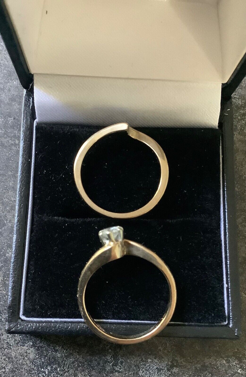 9ct diamond 0.25ct solitaire engagement ring & 9ct wedding ring J1/2 y. gold set