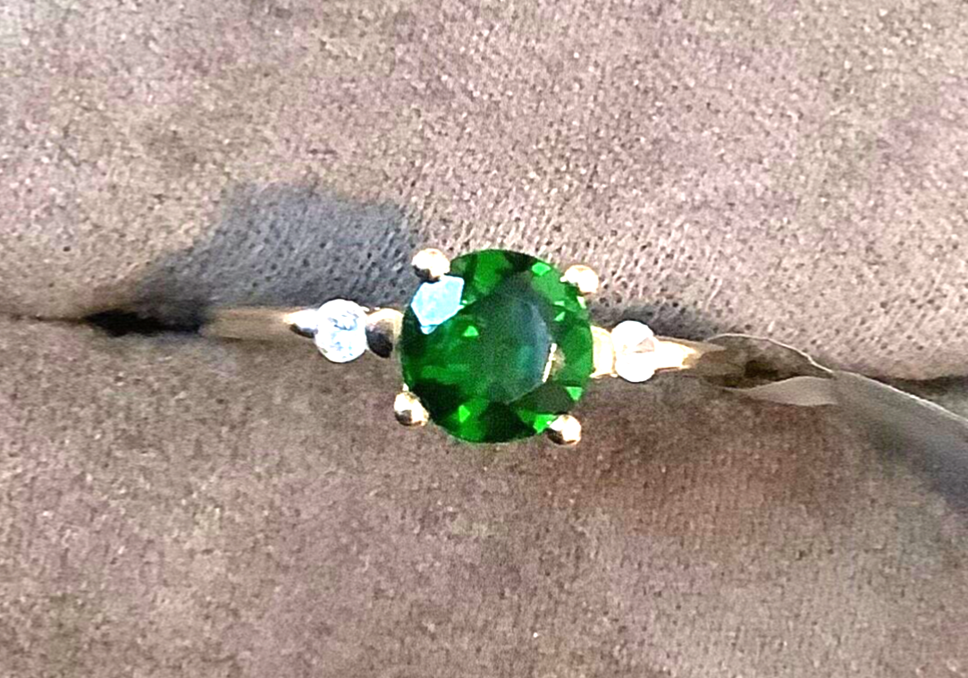 9ct chrome diopside and clear stone ring size N1/2 yellow gold
