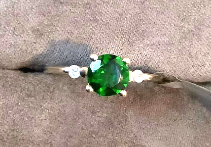 9ct chrome diopside and clear stone ring size N1/2 yellow gold