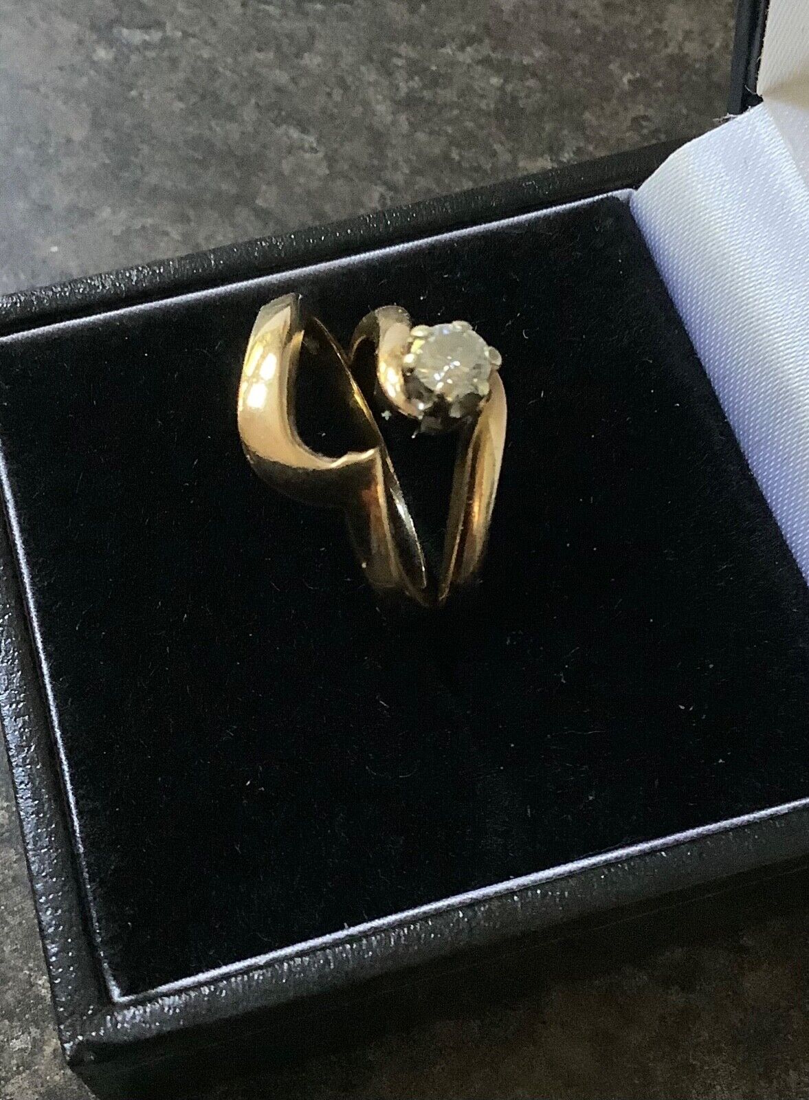 9ct diamond 0.25ct solitaire engagement ring & 9ct wedding ring J1/2 y. gold set