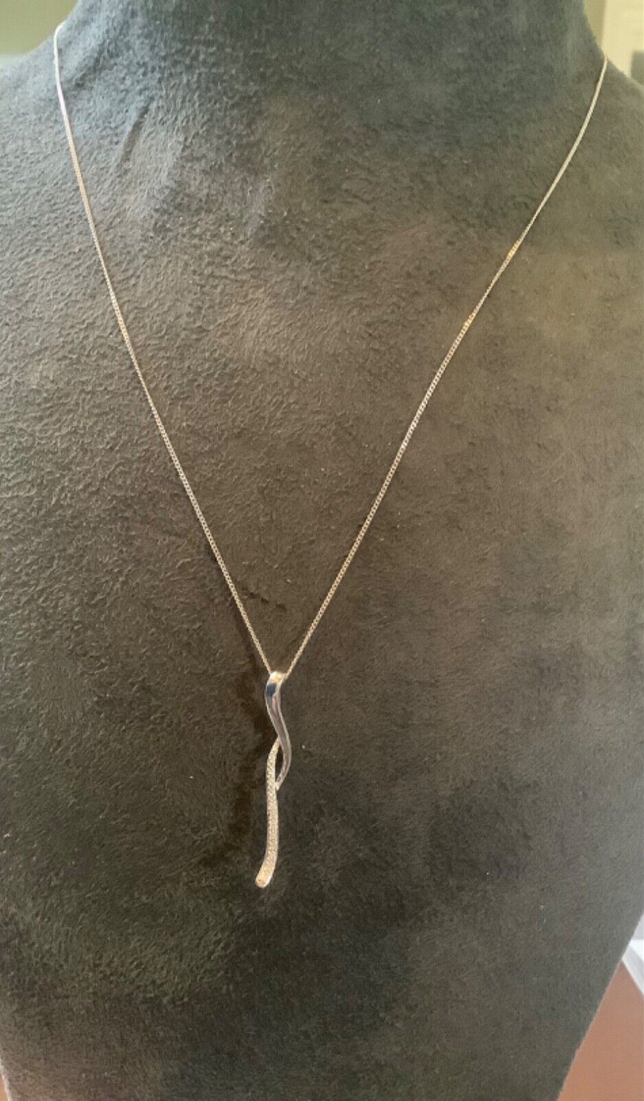 9ct Diamond wave bar white gold pendant necklace on 18" 9ct fine chain