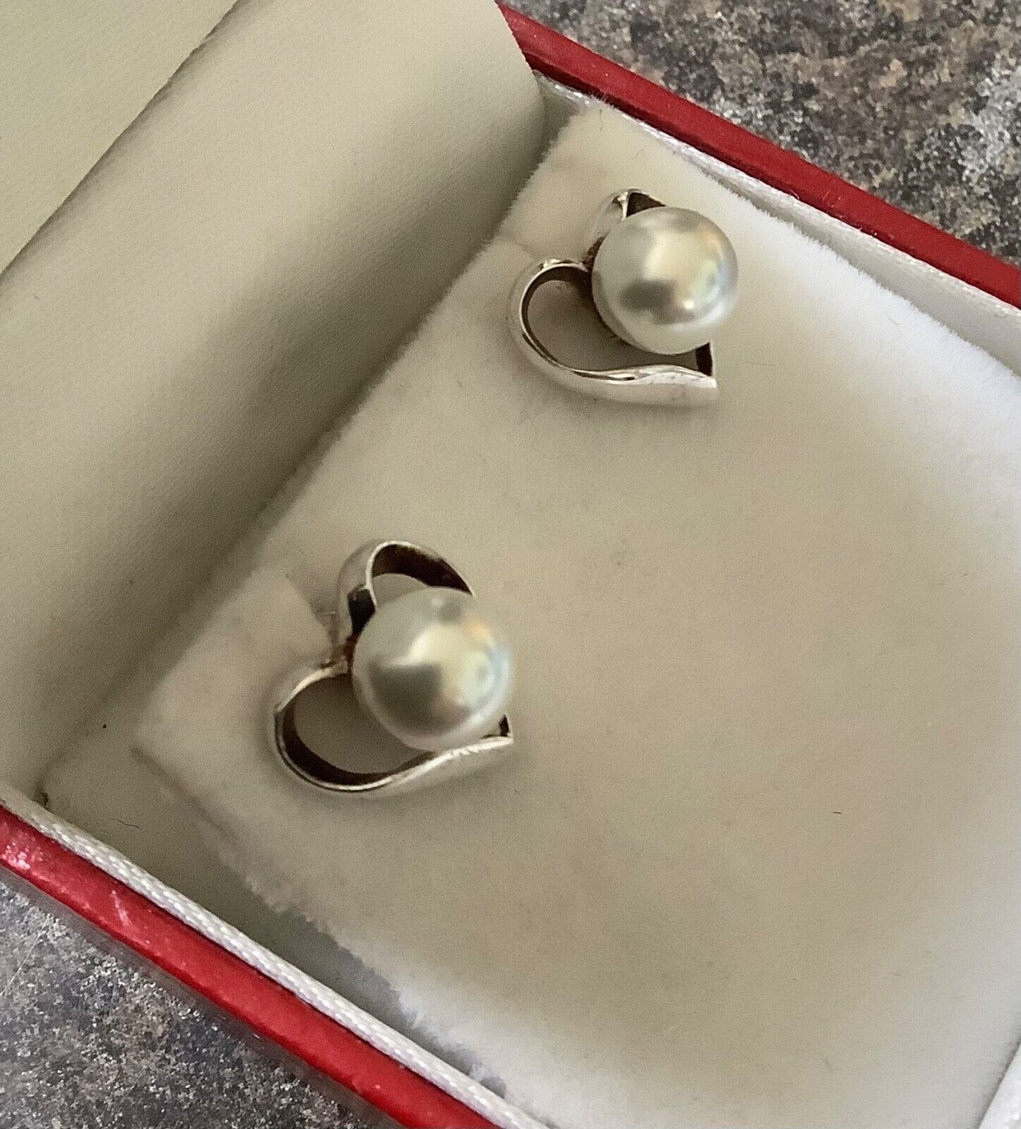 925 Silver and pearl heart stud earrings