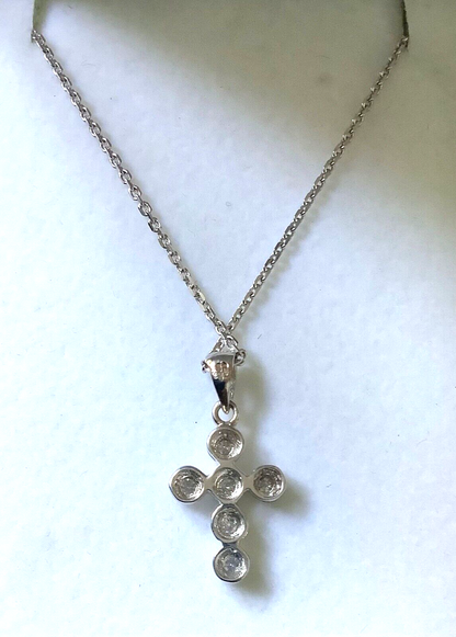 9ct Diamond cross white gold pendant on 18" 9ct white gold chain