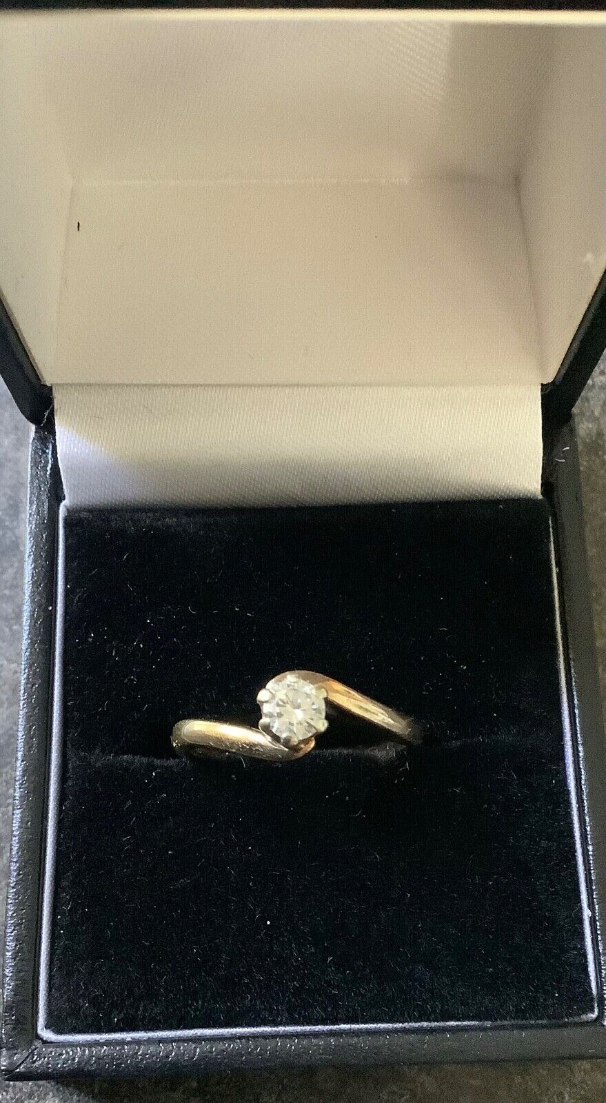 9ct diamond 0.25ct solitaire engagement ring & 9ct wedding ring J1/2 y. gold set
