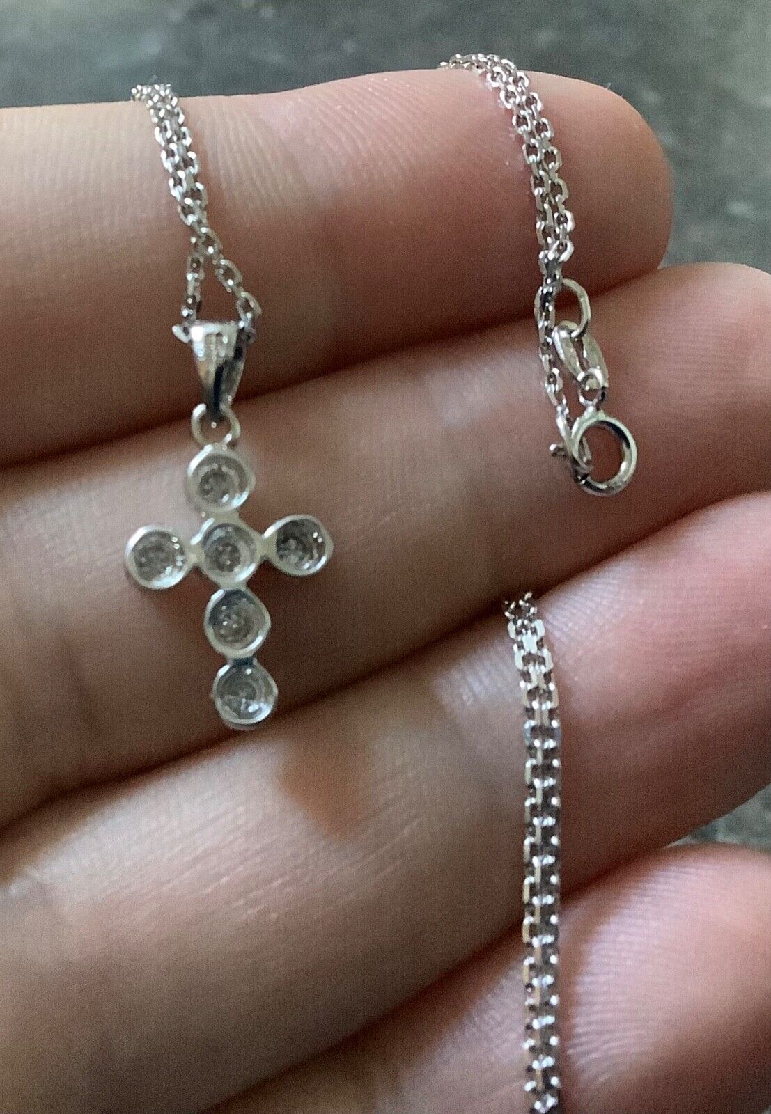 9ct Diamond cross white gold pendant on 18" 9ct white gold chain