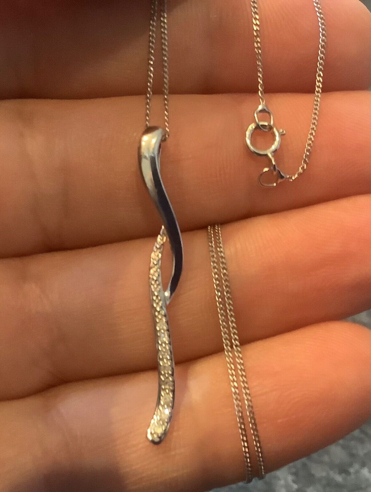 9ct Diamond wave bar white gold pendant necklace on 18" 9ct fine chain