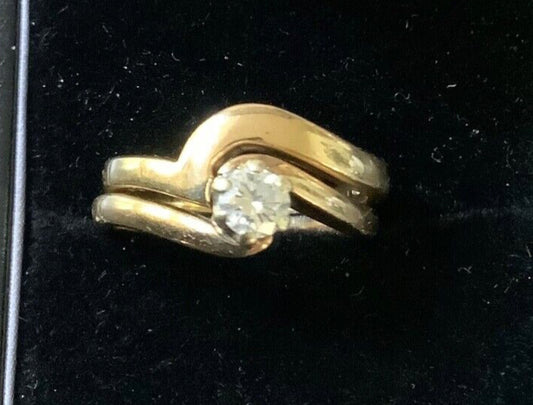 9ct diamond 0.25ct solitaire engagement ring & 9ct wedding ring J1/2 y. gold set
