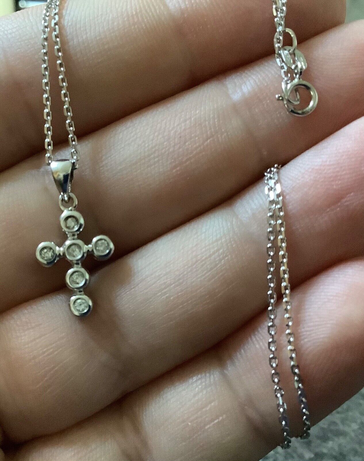 9ct Diamond cross white gold pendant on 18" 9ct white gold chain