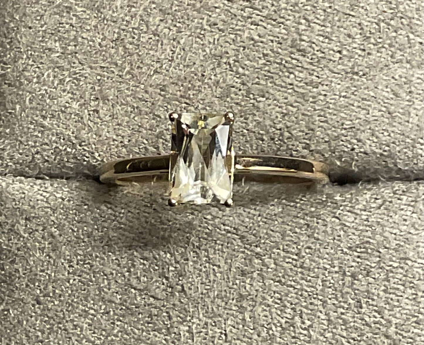 10K pale yellow solitaire rectangle cut gemstone ring size N1/2 yellow gold TGGC