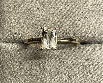 10K pale yellow solitaire rectangle cut gemstone ring size N1/2 yellow gold TGGC