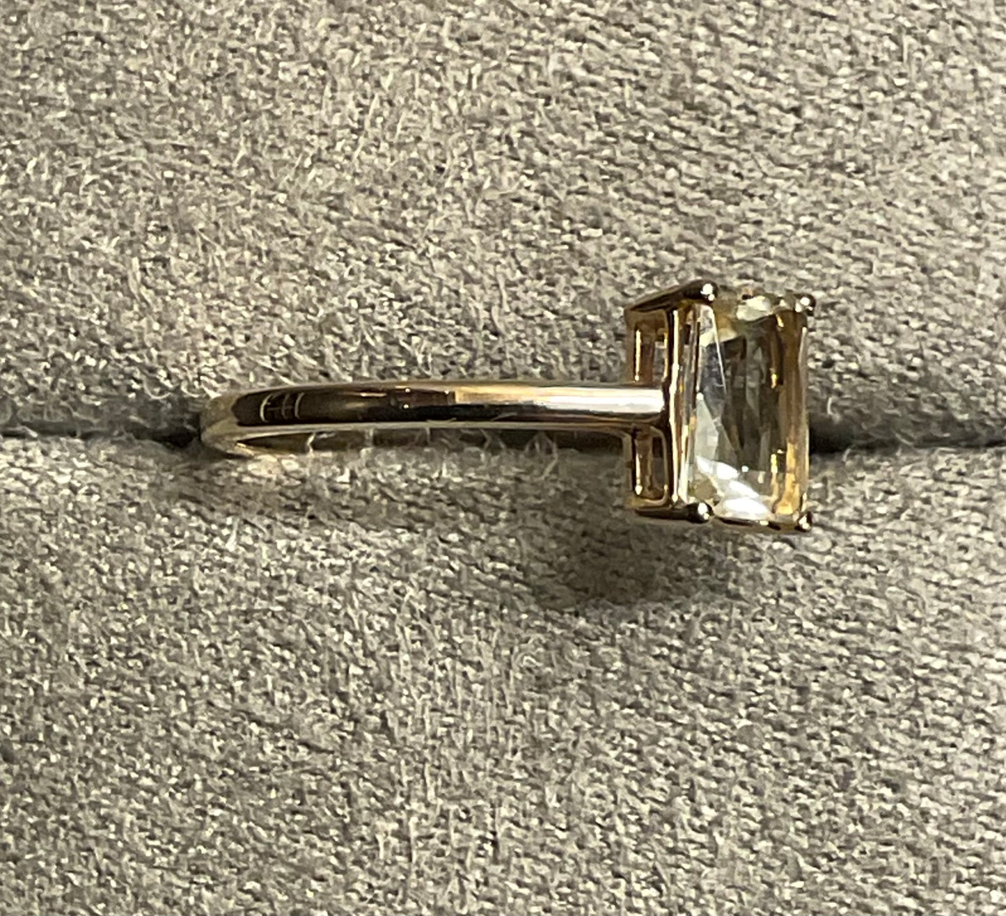 10K pale yellow solitaire rectangle cut gemstone ring size N1/2 yellow gold TGGC