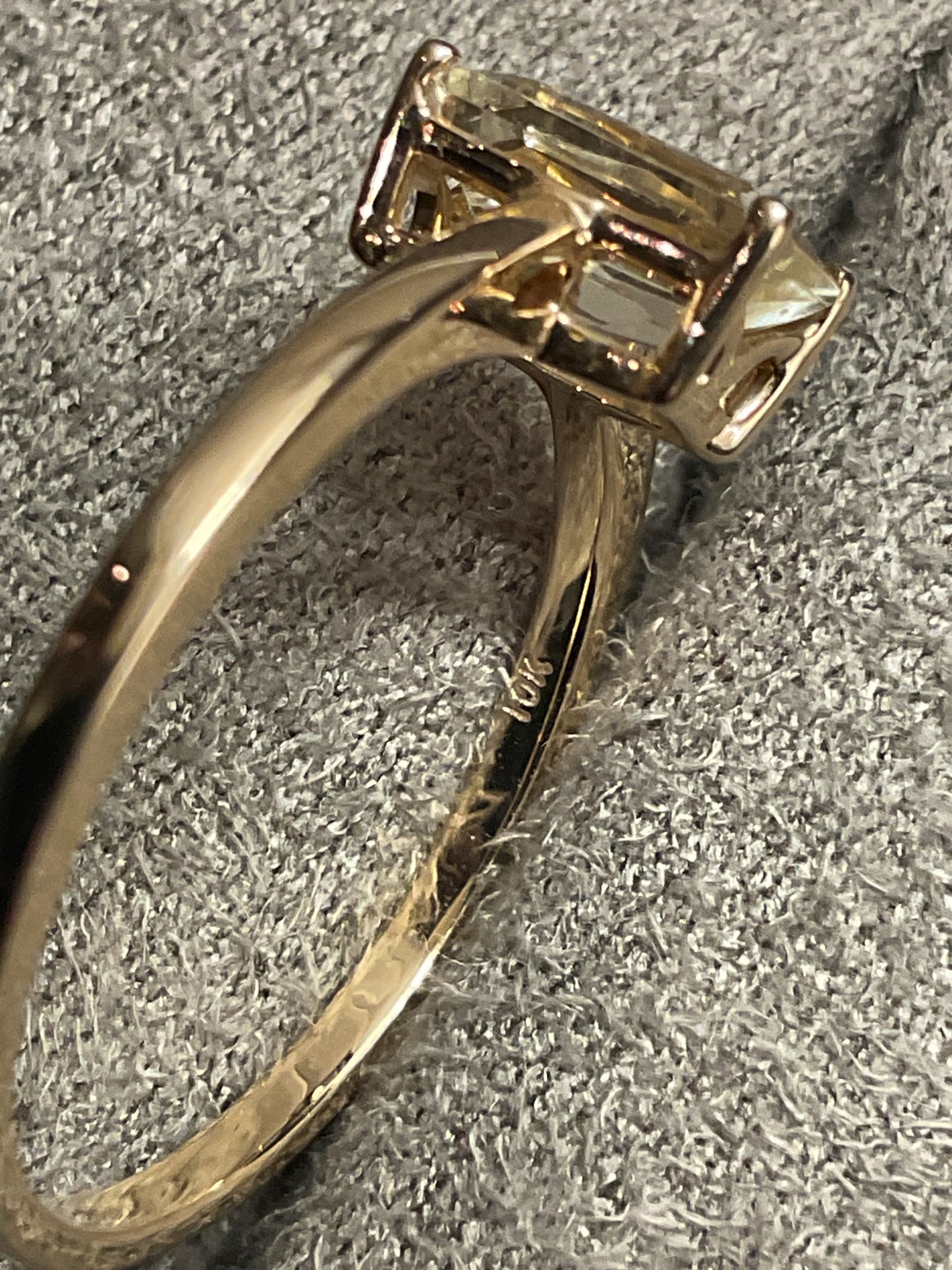 10K pale yellow solitaire rectangle cut gemstone ring size N1/2 yellow gold TGGC