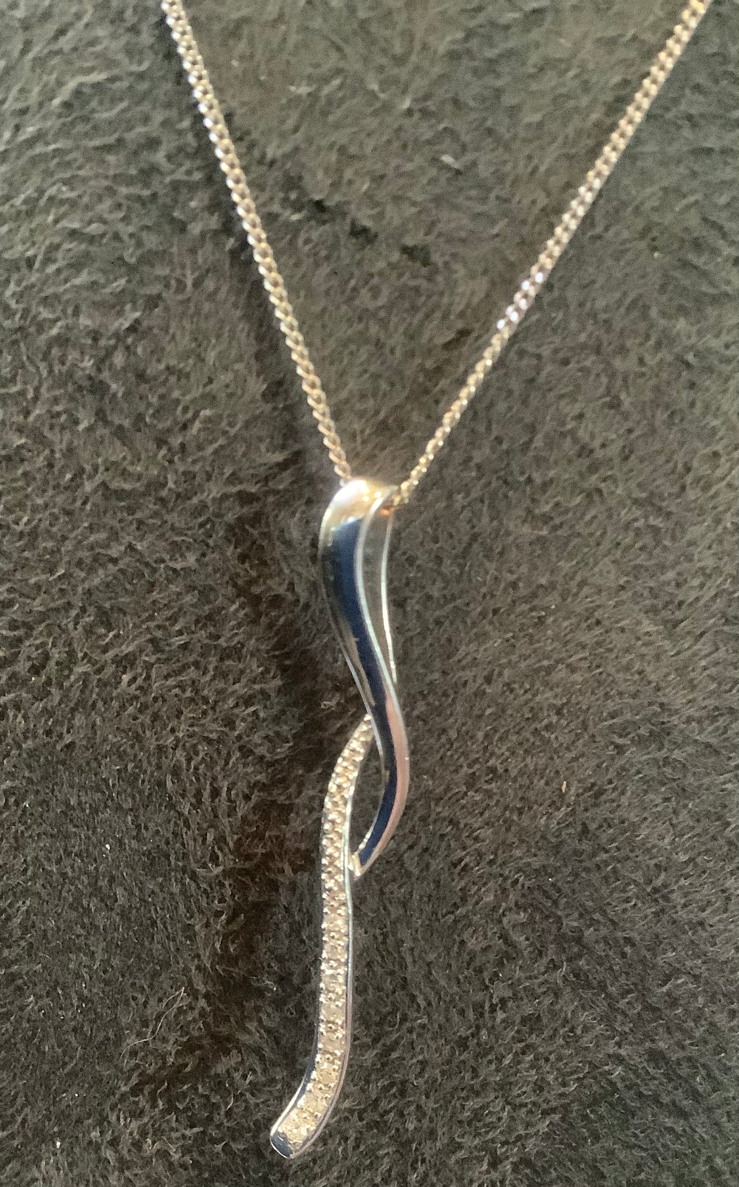 9ct Diamond wave bar white gold pendant necklace on 18" 9ct fine chain