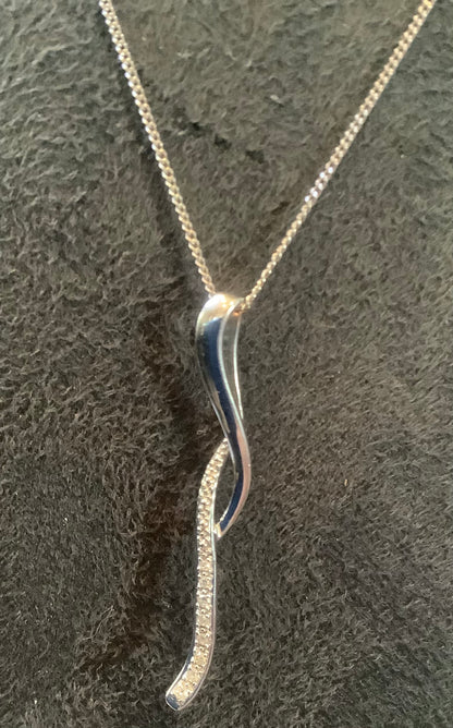 9ct Diamond wave bar white gold pendant necklace on 18" 9ct fine chain