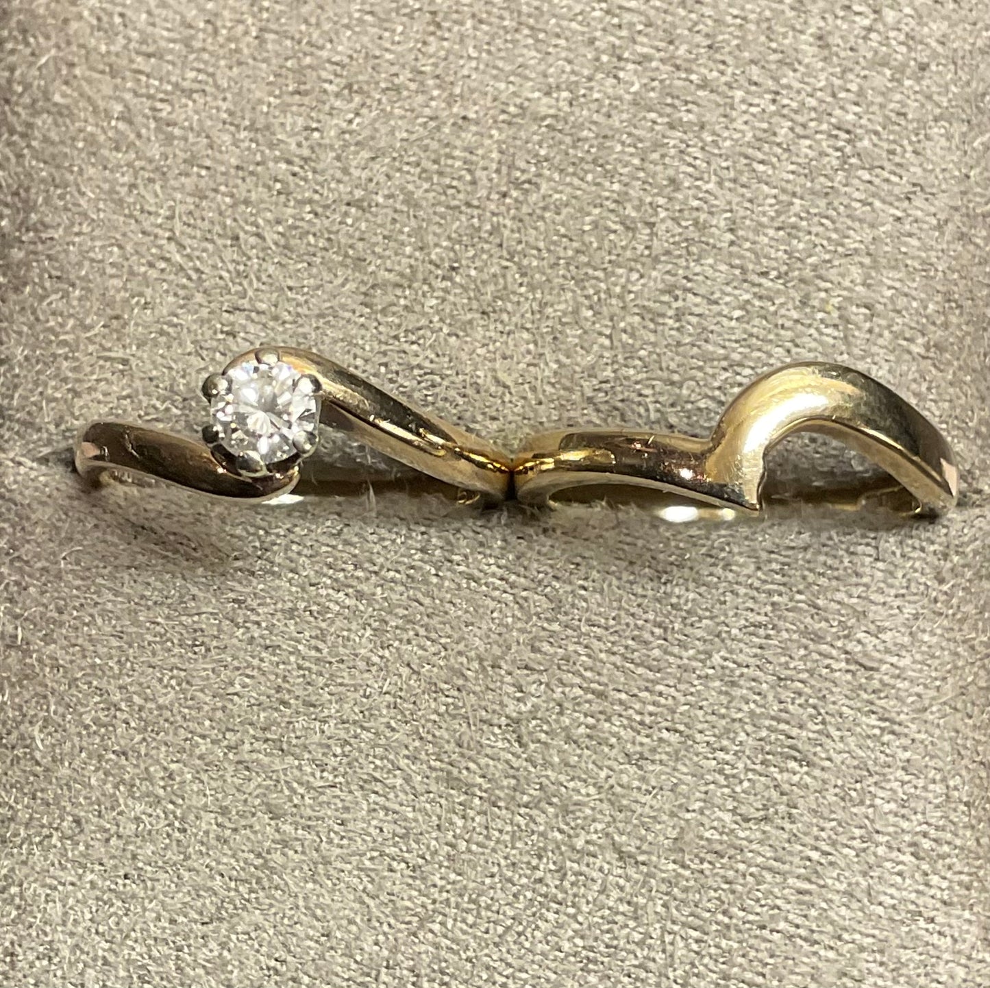 9ct diamond 0.25ct solitaire engagement ring & 9ct wedding ring size J1/2 yellow gold companion set