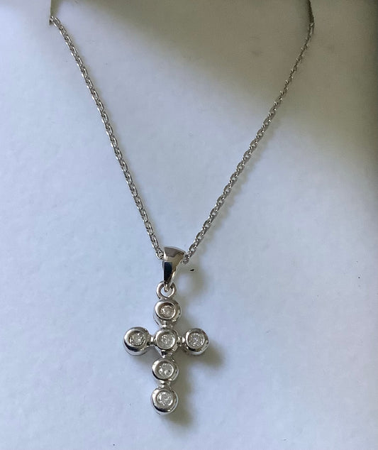 9ct Diamond cross white gold pendant on 18" 9ct white gold chain