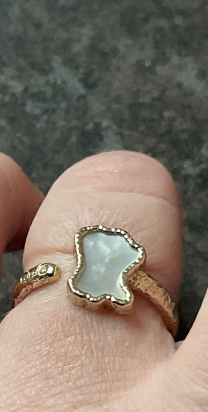 Clogau 9ct Lady of Luck Diamond and Mother of Pearl ring in yellow gold size P1/2
