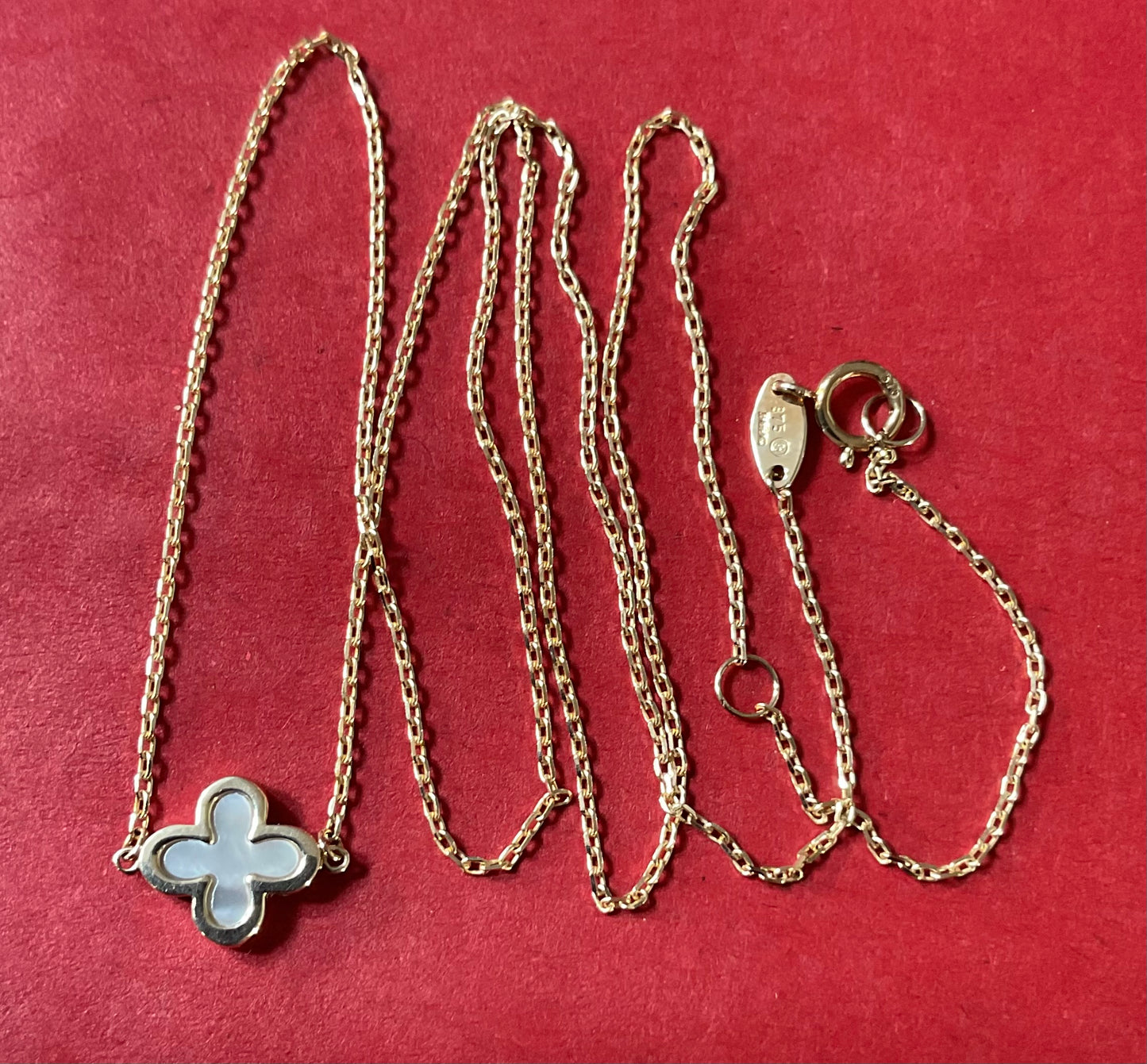 Beaverbrooks 9ct Mother of Pearl single Clover necklace 18” in yellow gold RRP £275