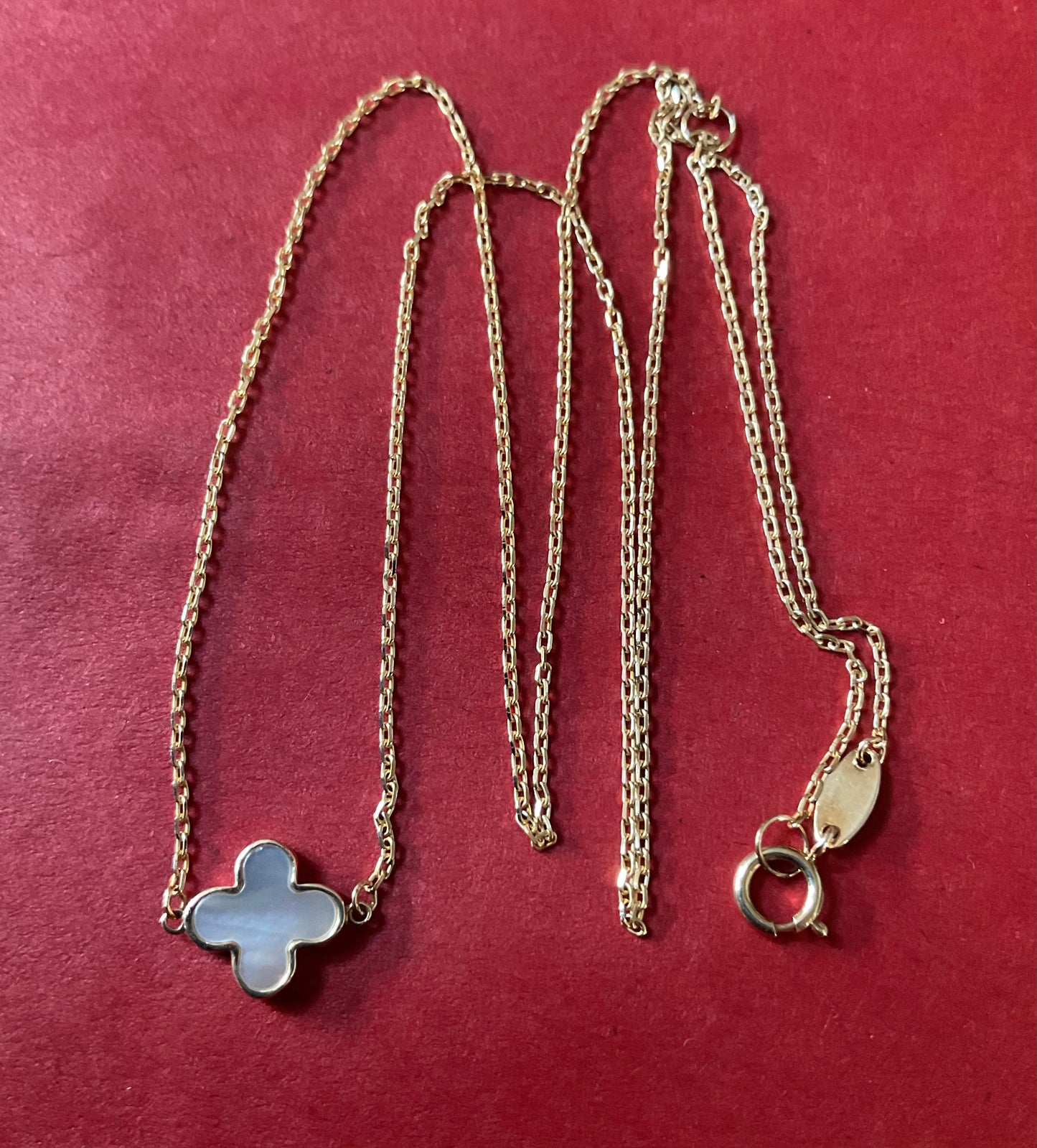 Beaverbrooks 9ct Mother of Pearl single Clover necklace 18” in yellow gold RRP £275