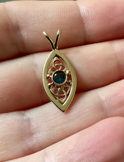 Vintage 9ct Clogau Queen Eleanor/Tryfan Blue stone elliptical pendant in yellow rose gold