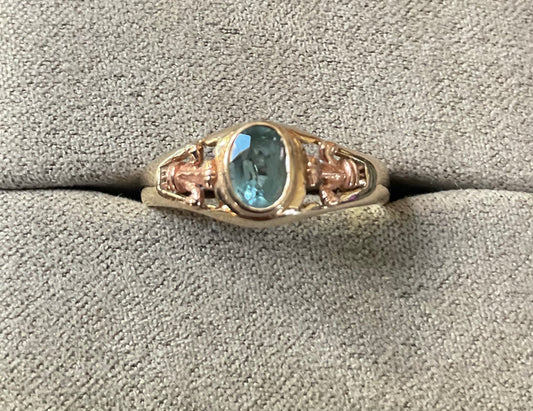 Vintage 9ct Blue Topaz Prince of Wales 3 Feathers ring O1/2 yellow & rose gold