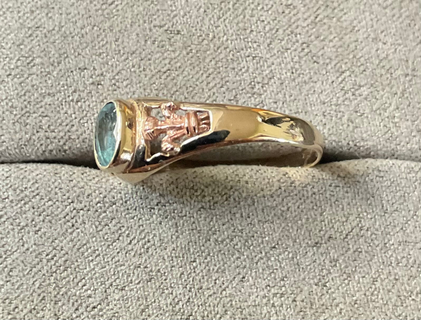 Vintage 9ct Blue Topaz Prince of Wales 3 Feathers ring O1/2 yellow & rose gold