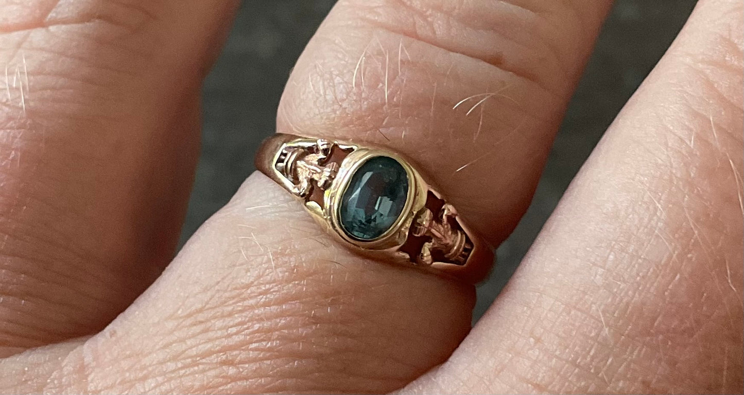 Vintage 9ct Blue Topaz Prince of Wales 3 Feathers ring O1/2 yellow & rose gold