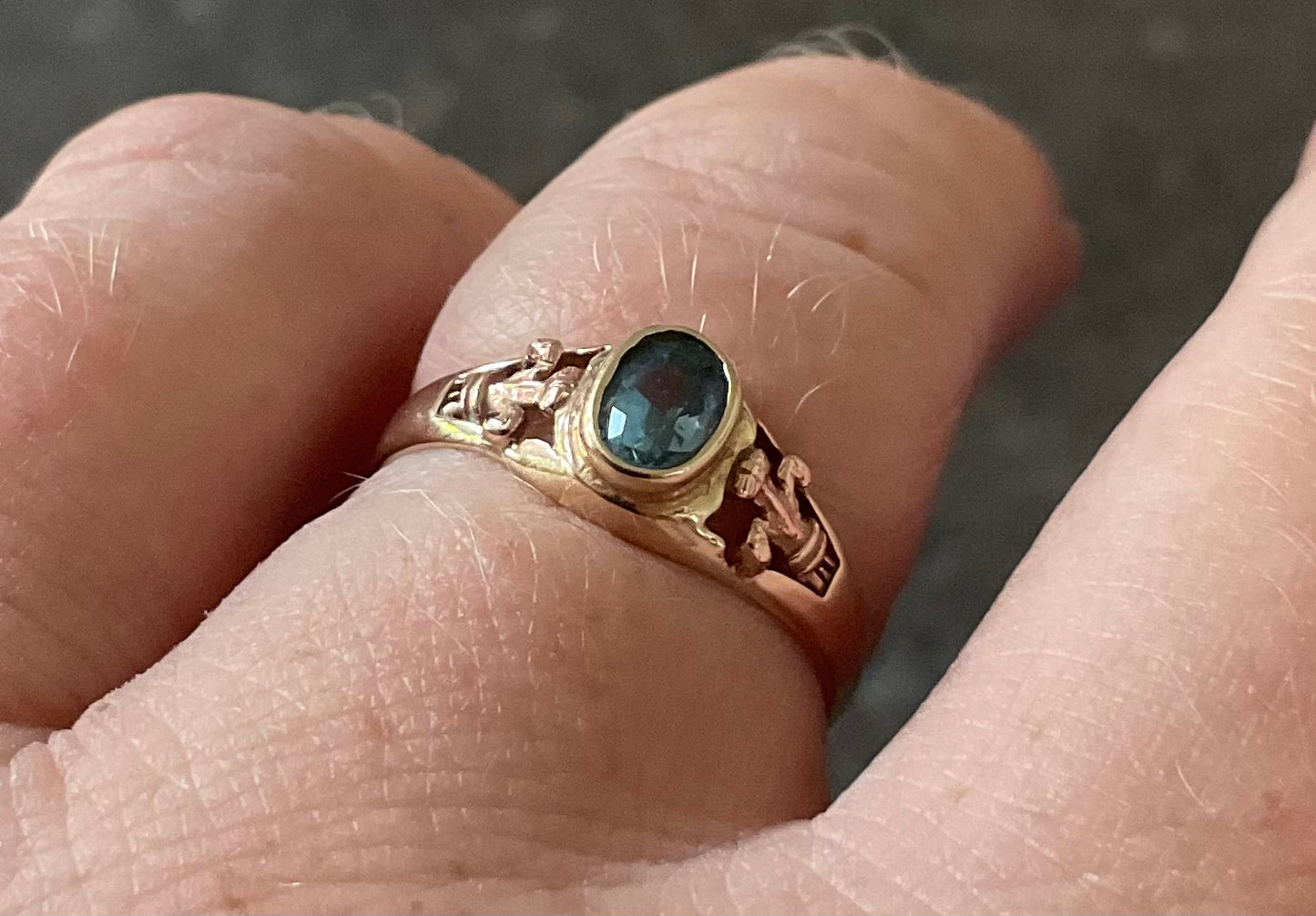 Vintage 9ct Blue Topaz Prince of Wales 3 Feathers ring O1/2 yellow & rose gold