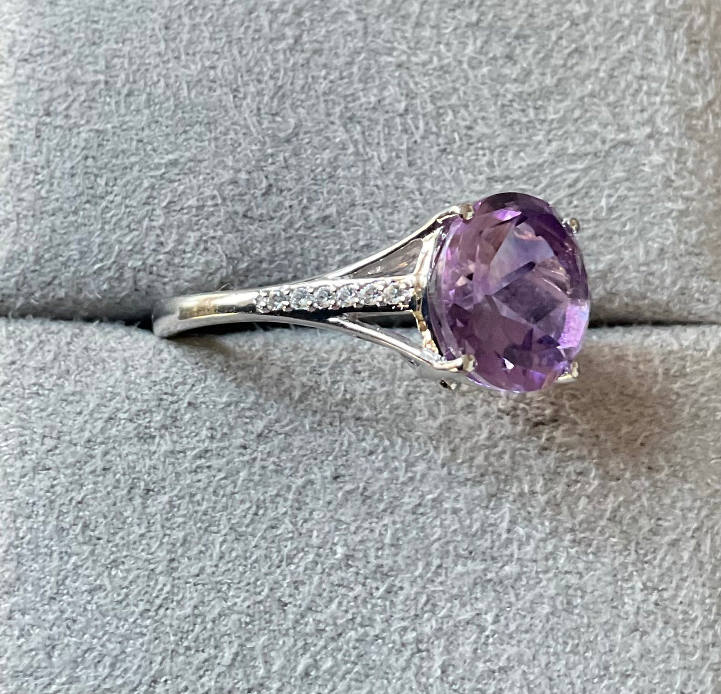 925 Amethyst round cut 1cm solitaire ring with clear gem set shoulders size P1/2