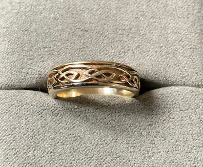 Vintage Clogau 9ct Annwyl 5mm band ring size J in yellow gold 4.53g