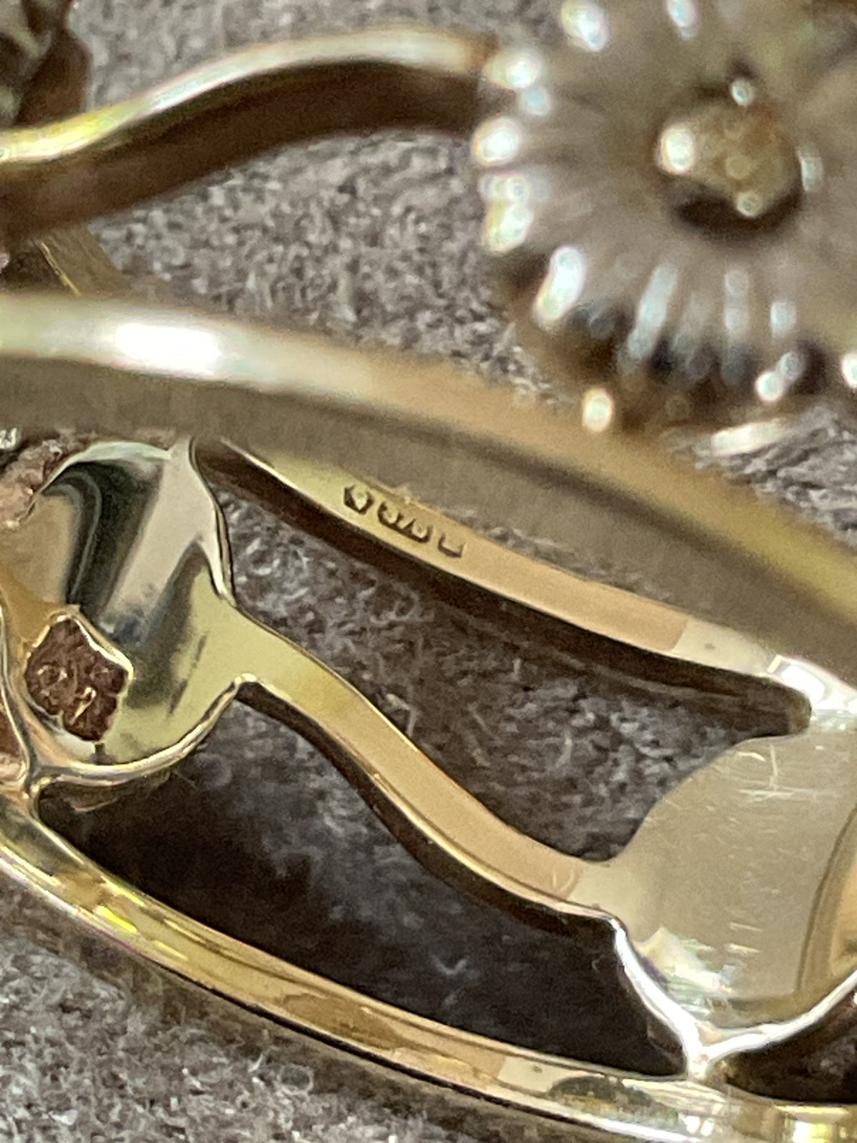 Clogau 9ct Daisy Chain ring size N in yellow and white gold 4.98g