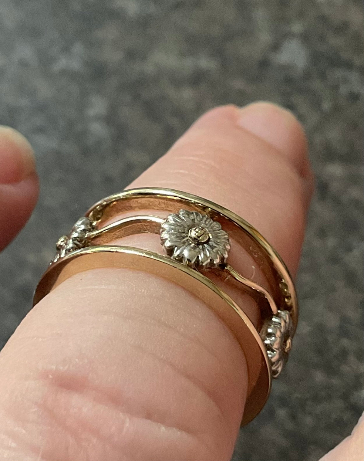 Clogau 9ct Daisy Chain ring size N in yellow and white gold 4.98g