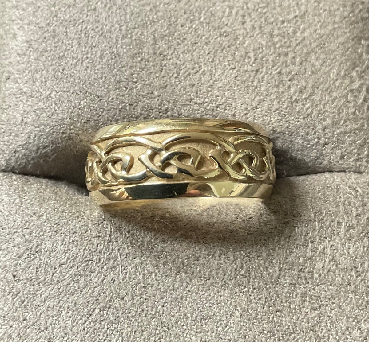 Unisex Clogau 9ct Annwyl Celtic 8mm wide band ring size M1/2 yellow gold