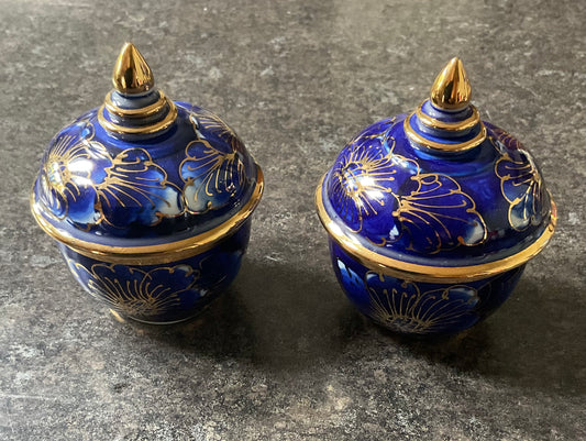 Pair of Vintage Thai Benjarong hand painted lidded pots in blue and white with gold flowers and accents 7x9cm