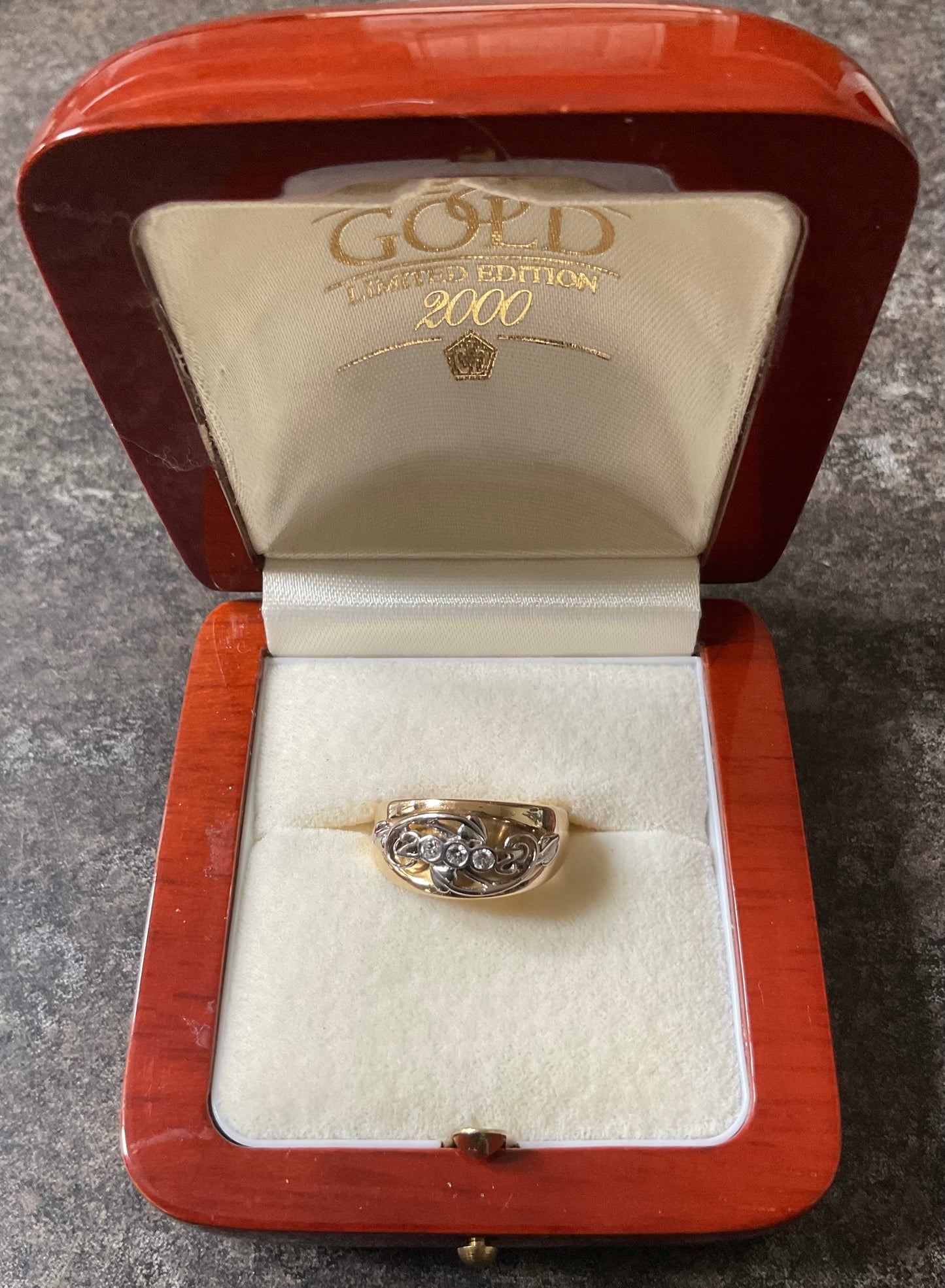 Very RARE Vintage Clogau 18ct Diamond 2000 Millennium Edition Collectors ring size O1/2 in yellow and white gold with original box