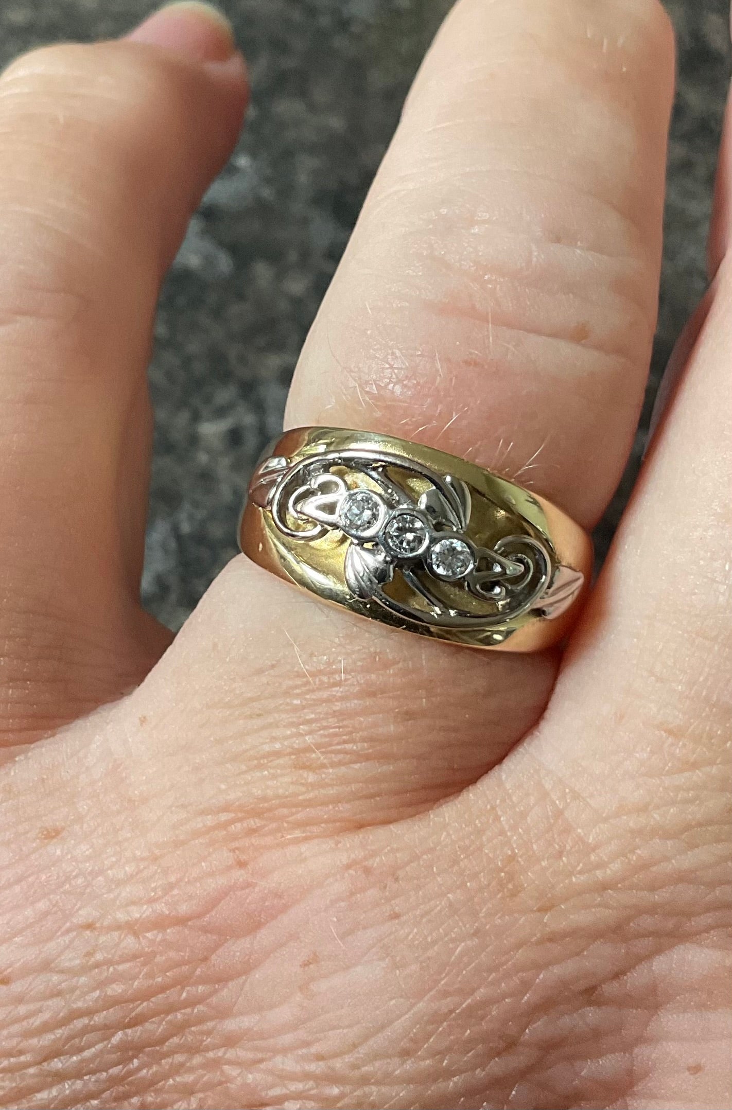 Very RARE Vintage Clogau 18ct Diamond 2000 Millennium Edition Collectors ring size O1/2 in yellow and white gold with original box