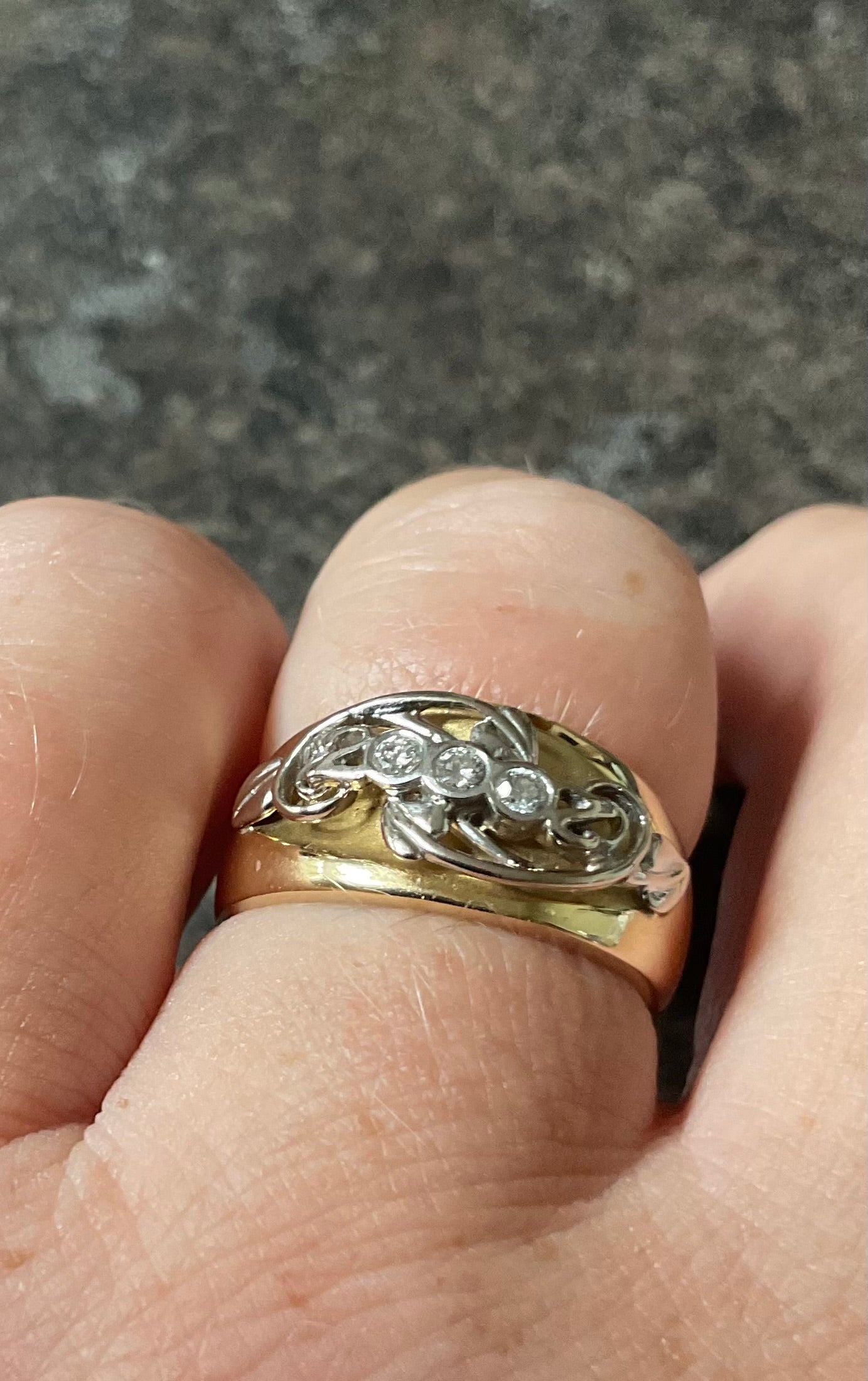 Very RARE Vintage Clogau 18ct Diamond 2000 Millennium Edition Collectors ring size O1/2 in yellow and white gold with original box