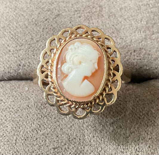 Vintage 9ct Cameo ring with scalloped edge size L 4.11g hallmarked Birmingham 1961-62 LPD makers mark