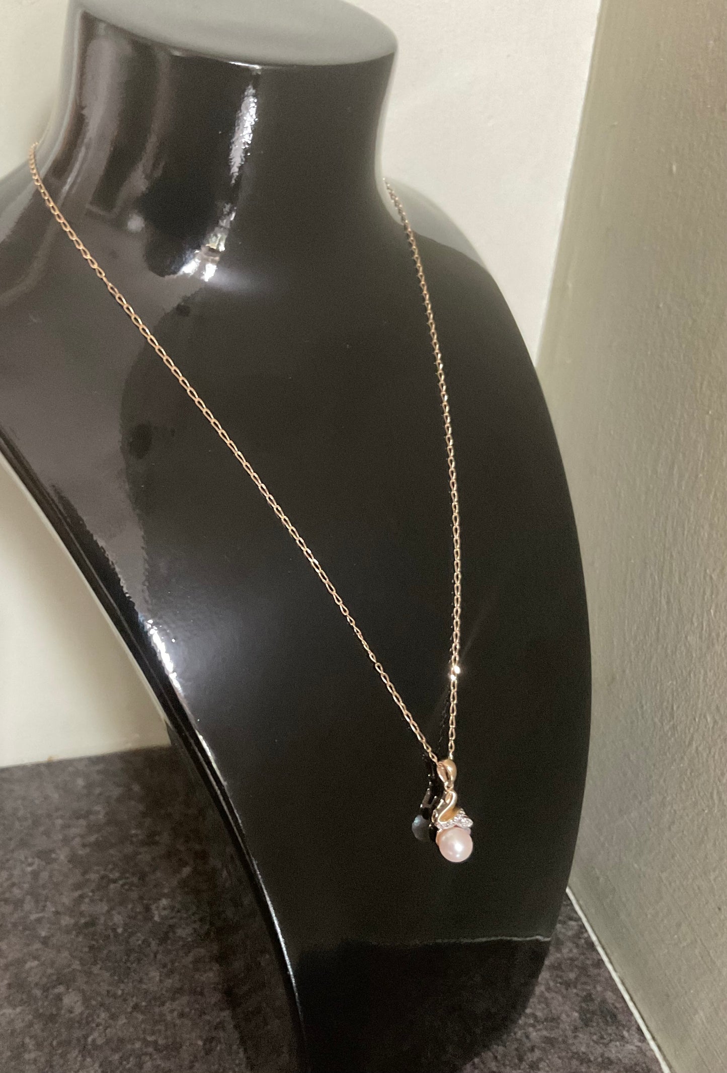 9ct Pearl and Diamond pendant necklace on 18" fine chain