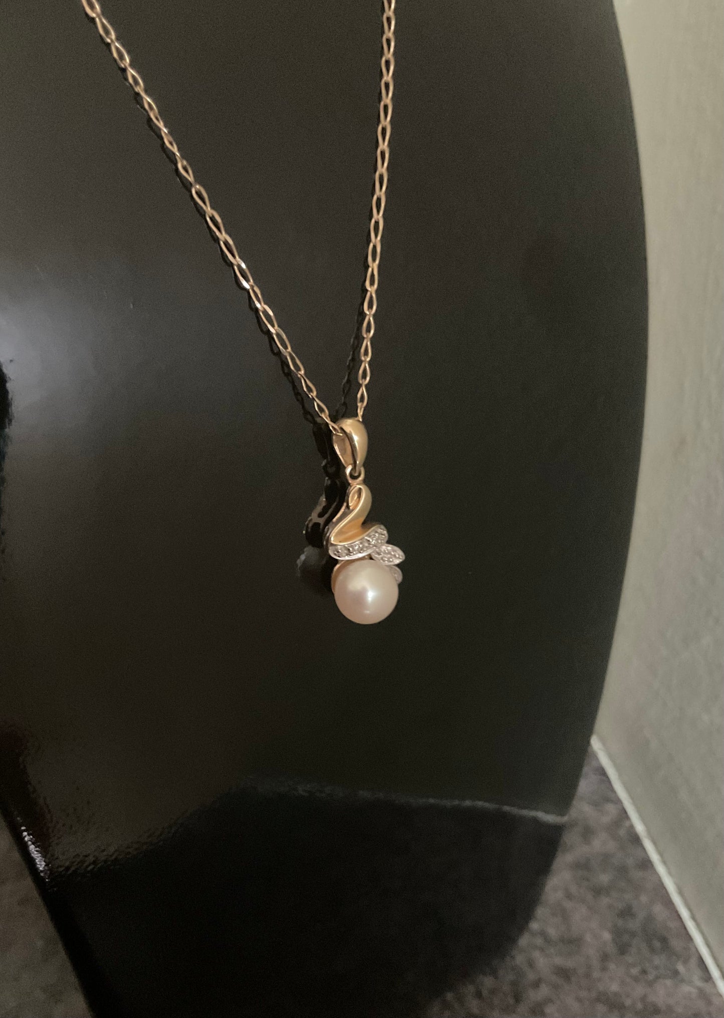9ct Pearl and Diamond pendant necklace on 18" fine chain
