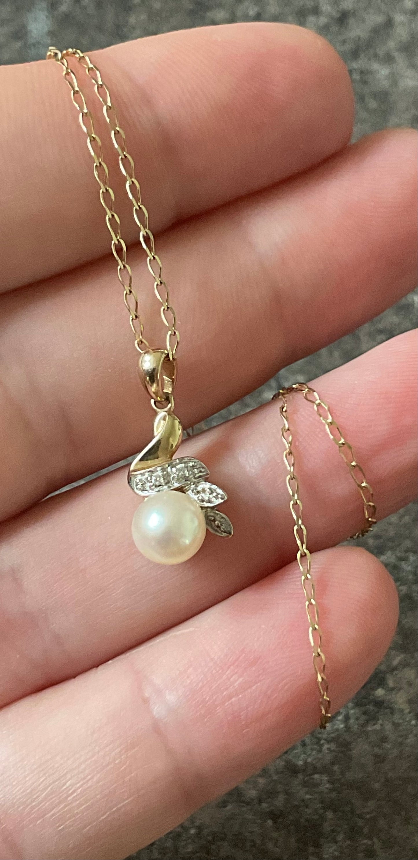 9ct Pearl and Diamond pendant necklace on 18" fine chain