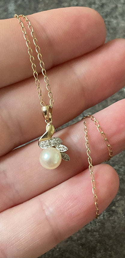 9ct Pearl and Diamond pendant necklace on 18" fine chain