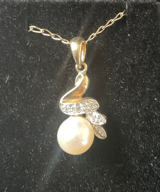 9ct Pearl and Diamond pendant necklace on 18" fine chain
