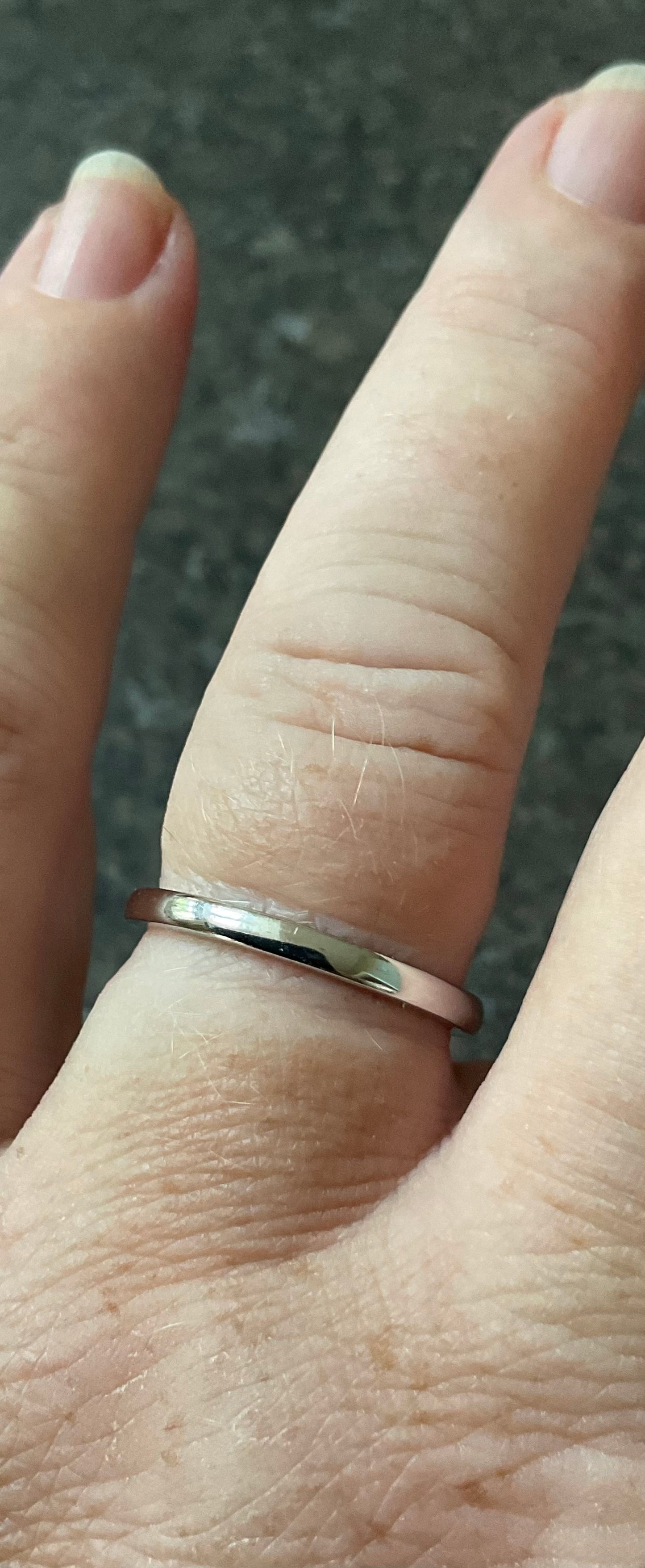Clogau 9ct white gold 2mm Court Shaped Wedding band ring size P